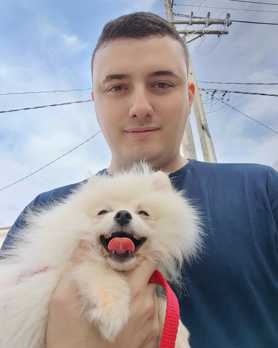 Caio, adestrador em Salto, com um Spitz atendido no colo